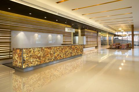 Backlit reception desk in ViviSpectra Zoom glass with Gold Leaf interlayer