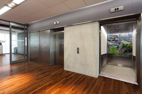 Elevator interior with panels in ViviSpectra Zoom glass with Rice Field interlayer 