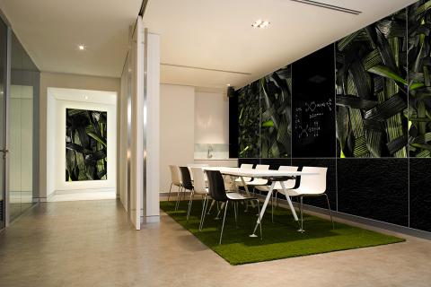 Wall panels in ViviSpectra Zoom glass with Woven Grass interlayer; ViviChrome Scribe glass with Blackboard color interlayer; Bonded Quartz, Charcoal with Crinkle pattern