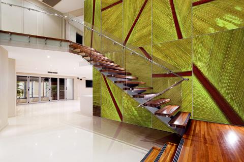 Feature wall in ViviSpectra Zoom glass with Tropical Maurelii interlayer