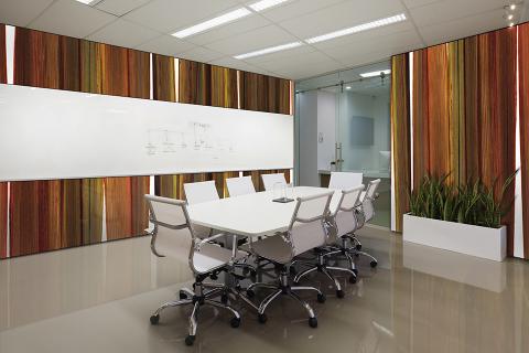 Wall panels in ViviSpectra Zoom glass with Sunset Flax interlayer; ViviChrome Scribe glass with Ultra White interlayer